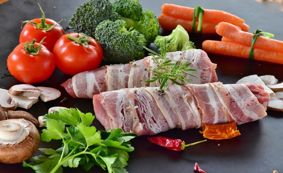 Dieta equilibrada y saludable con carne de cerdo, rica en proteínas, vitaminas y minerales esenciales.