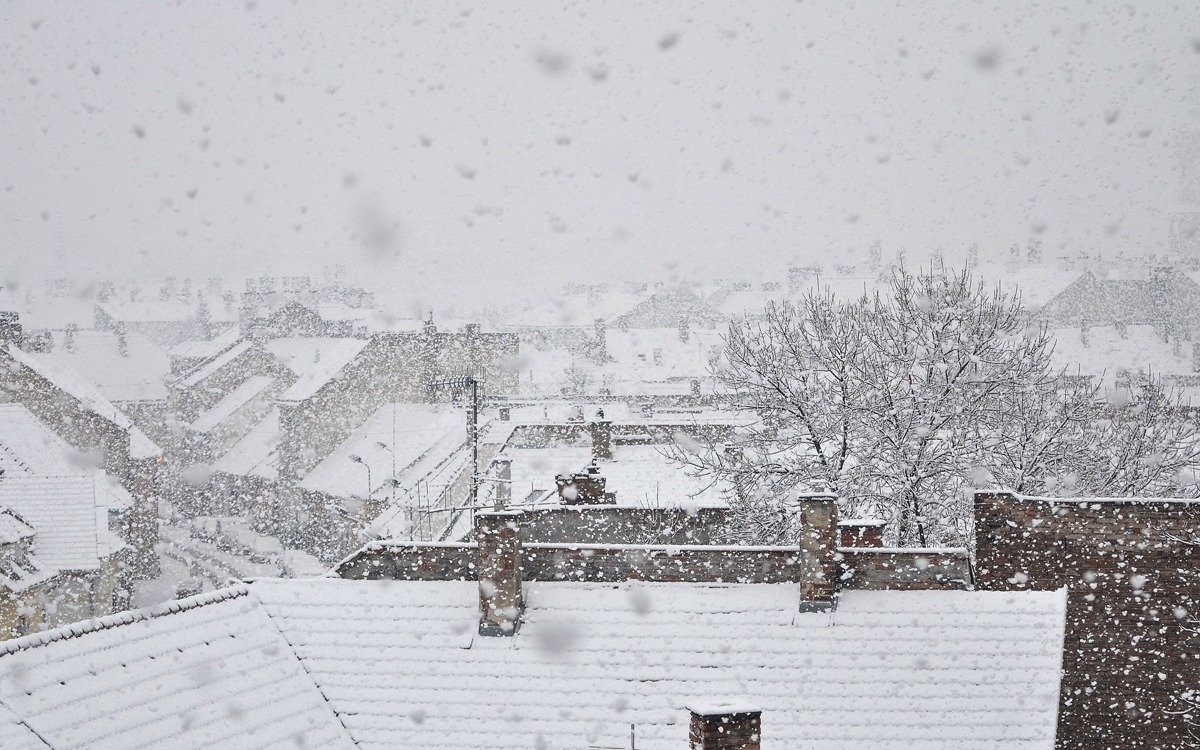 Blanca Navidad: Consejos para el mantenimiento del tejado con las nieves
