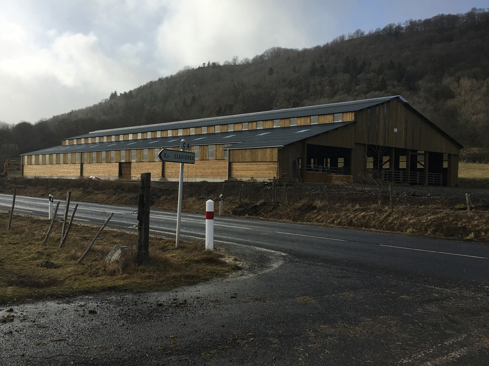 En chantier ! Bâtiment agricole avec plaques ondulées et solution d’éclairage naturel