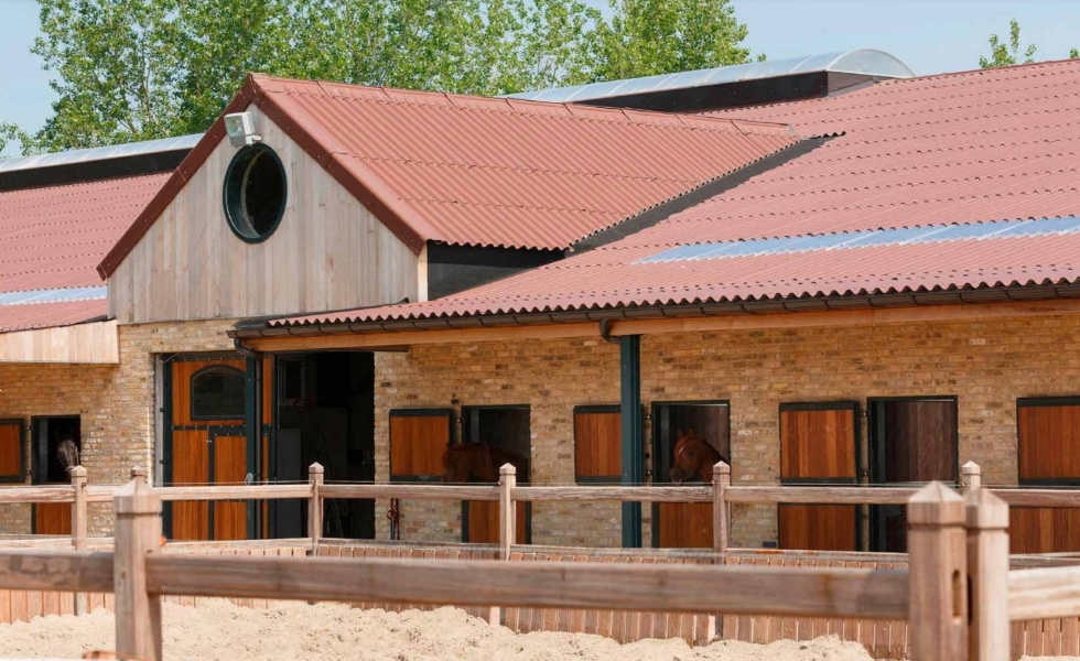 Het beste dak voor een veilige en comfortabele stal dat er ook goed uitziet    