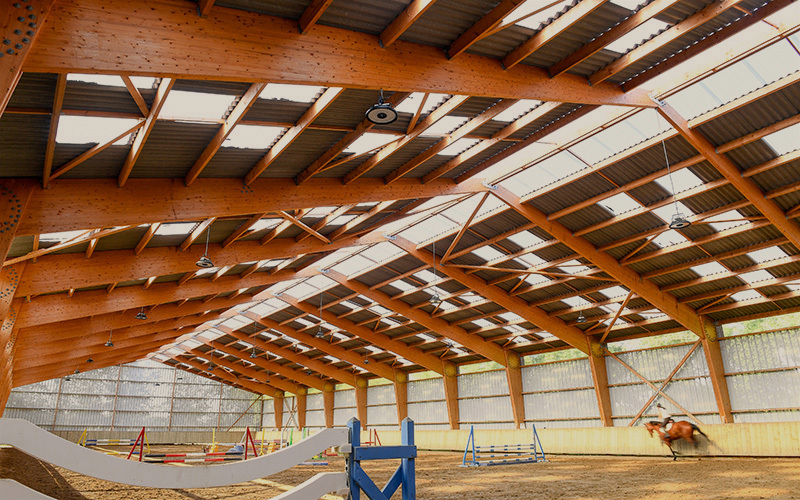 Interieur van een paardenstal in aanbouw met een duurzaam vezelcement dak.